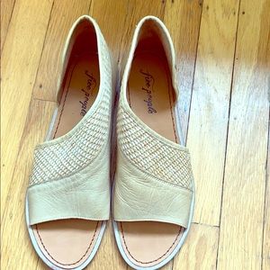 Never WORN . FREE PEOPLE Sandals! Size 40.